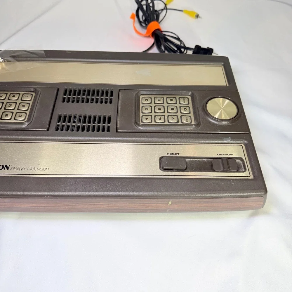 Mattel Electronics Intellivision Model 2609 Vintage Video Game Console Woodgrain